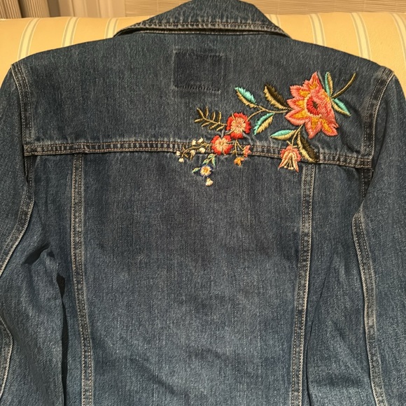 OLD NAVY FLORAL EMBROIDERED DENIM JACKET IN MEDIUM WASH SIZE MEDIUM - Picture 11 of 14